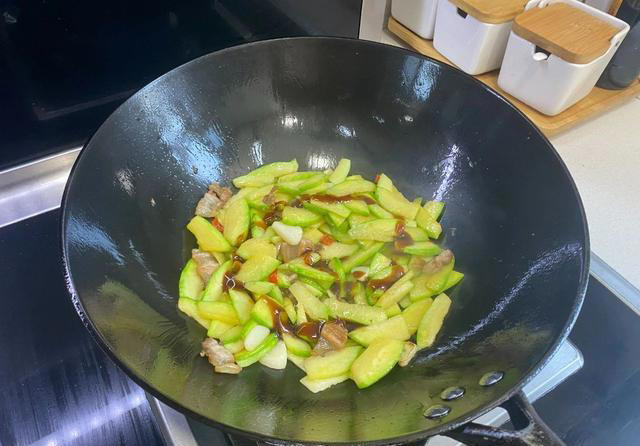 老年人要少吃茄子，不想身体出问题，建议多吃这3种菜，高钙高铁