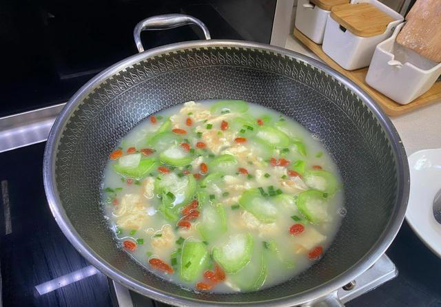 老年人要少吃茄子，不想身体出问题，建议多吃这3种菜，高钙高铁